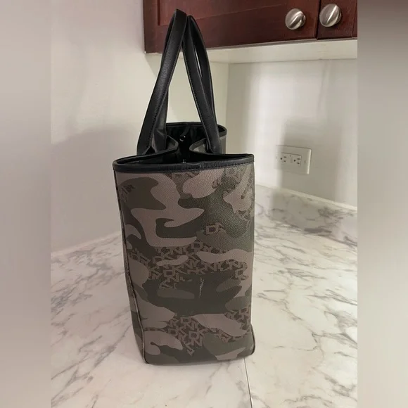 DKNY ARMY CAMO TOTE BAG - Picture 6 of 14